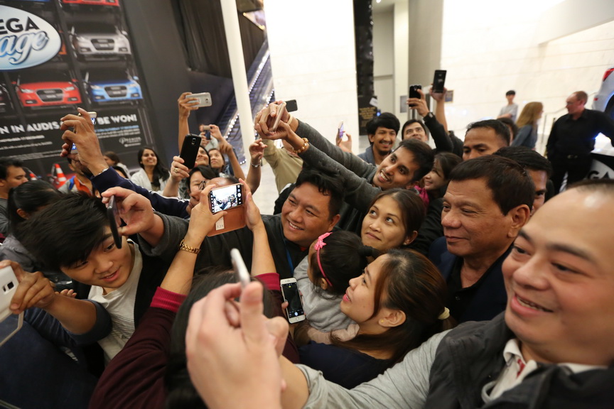 President Rodrigo Roa Duterte is mobbed by members of the Filipino Community in Auckland, New Zealand who took selfies with the President during his stop over in New Zealand ON November 22. KING RODRIGUEZ/ Presidential Photo