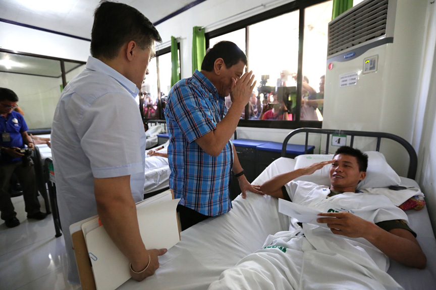 President Rodrigo Roa Duterte visits the soldiers wounded in action at Camp General Basilio Navarro in Zamboanga City on November 25, 2016. ALBERT ALCAIN/Presidential Photo