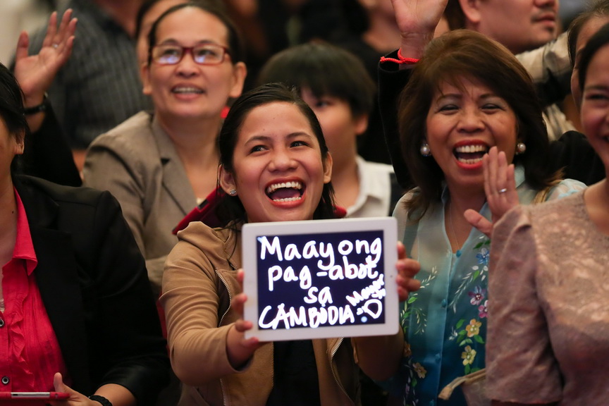 Supporters are excited to see President Rodrigo Roa Duterte as he met with the Filipino community in Cambodia at the Sofitel Phnom Penh Phokeethra Hotel on December 13, 2016. TOTO LOZANO/Presidential Photo