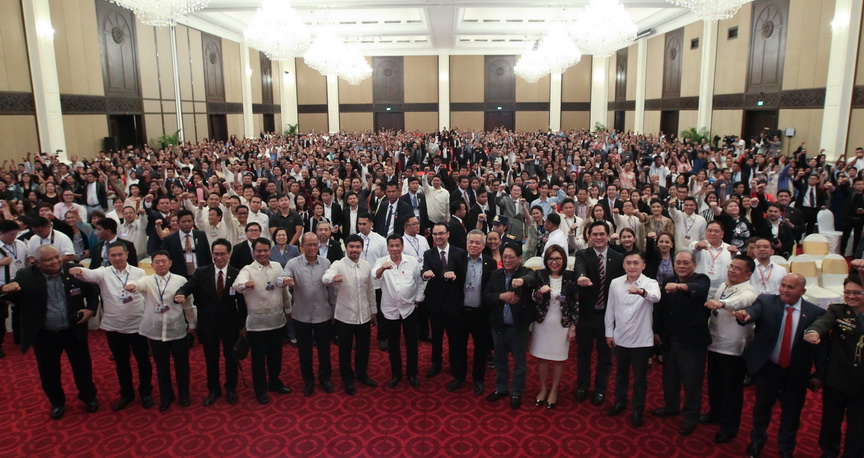 President Rodrigo Roa Duterte and members of his delegation pose with the Filipino community in Cambodia during a meeting at Sofitel Phnom Penh Phokeethra Hotel on December 13, 2016. KING RODRIGUEZ/Presidential Photo