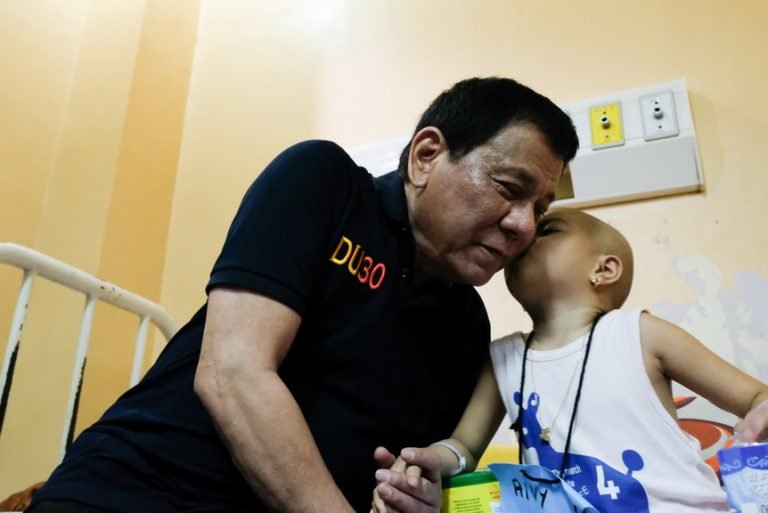 PICTURES: President Rody plays Santa Claus with cancer patients