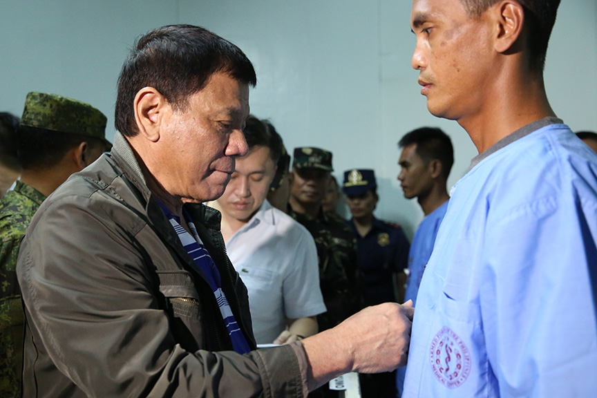 President Rodrigo Roa Duterte salutes to one of the five Presidential Security Group (PSG) members and one soldier who were wounded-in-action (WIA) during his visit to Camp Evangelista Station Hospital of the Philippine Army’s 4th Infantry Division in Patag, Cagayan de Oro City on November 30, 2016. KARL NORMAN ALONZO/Presidential Photo