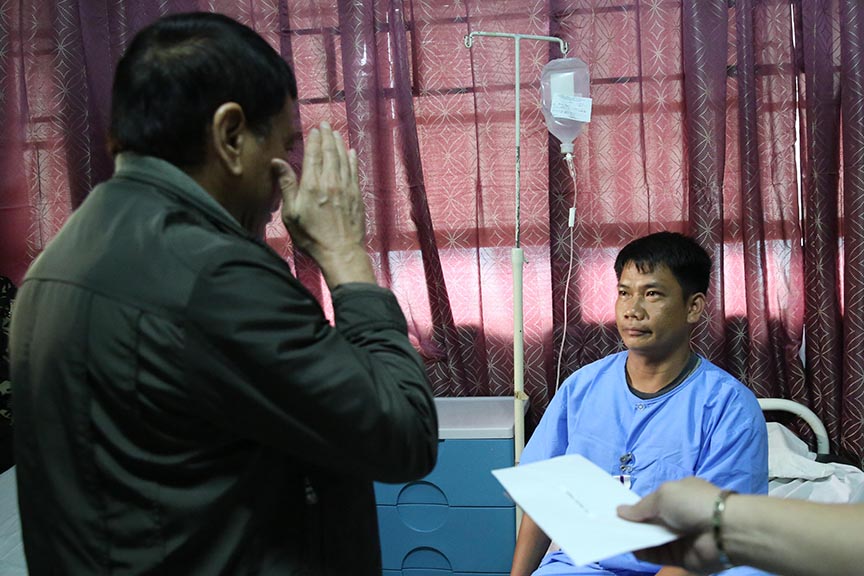 President Rodrigo Roa Duterte salutes to one of the five Presidential Security Group (PSG) members and one soldier who were wounded-in-action (WIA) during his visit to Camp Evangelista Station Hospital of the Philippine Army’s 4th Infantry Division in Patag, Cagayan de Oro City on November 30, 2016. KARL NORMAN ALONZO/Presidential Photo