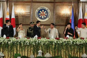 CHEERS TO STRONGER TIES. President Rodrigo Roa Duterte and Japan Prime Minister Shinzo Abe raise their glasses for a toast during the State Banquet at the Rizal Hall in Malacañan Palace on January 12, 2017. Also in the photo are (leftmost) Honeylet Avanceña, Akie Abe (second from right) and (rightmost) Senate President Aquilino ‘Koko’ Pimentel III. ALBERT ALCAIN/Presidential Photo
