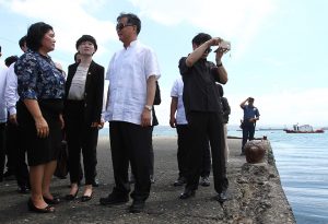 Vice Premier Wang Yang (right) of the People's Republic of China conducts a site inspection with National Economic and Development Authority (NEDA) 11 director Maria Lourdes Lim and other Chinese officials to the proposed Port and Coastal Development project at Sta. Ana Port in Davao City on Saturday. Newsline Photo