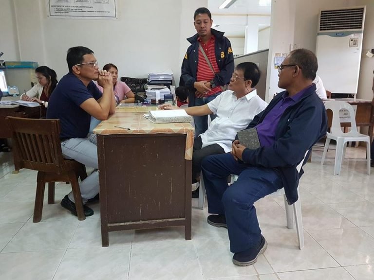 Retired DAR adjudicator judge Abeto Salcedo Jr. (second from right wearing white polo).