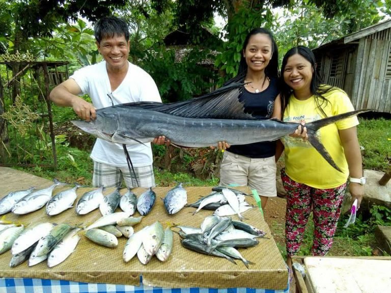 Priest who sells fish for church gets netizens support