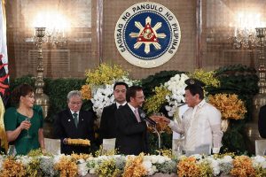 President Rodrigo Roa Duterte and Brunei Haji Hassanal Bolkiah Mu'izzaddin Waddaulah clink their glasses after they each proposed a toast to the longtime friendship of both their countries during the state banquet hosted by the President at Malacañan Palace on April 27, 2017. PRESIDENTIAL PHOTO