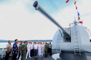 The President was given a tour inside the Chinese Vessel Chang Chun where he was able to see the armaments, the deck, the bridge navigation system as well as the operations room command and control system. The Chinese PLAN officers also presented tokens to the President during his tour. PRESIDENTIAL PHOTOS