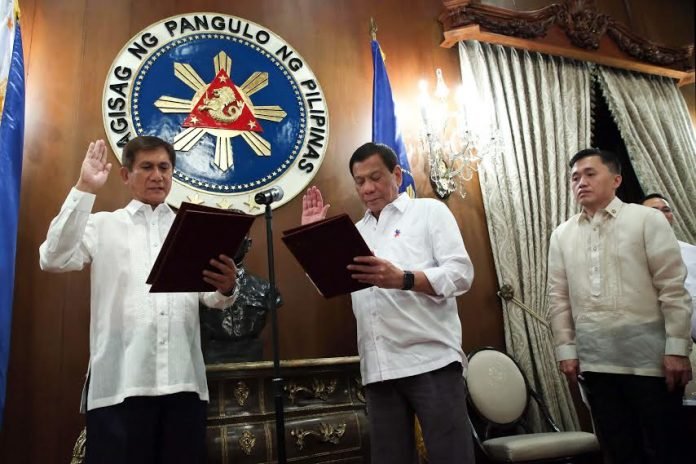 President Rodrigo Roa Duterte administers the oath of office for the newly-appointed Environment Secretary Roy Cimatu prior to the start of the 15th Cabinet Meeting at the State Dining Room in Malacañan Palace on May 8, 2017. Also in the photo is Special Assistant to the President Christopher Lawrence Go. RICHARD MADELO/PPD President Rodrigo Roa Duterte administers the oath of office for the newly-appointed Environment Secretary Roy Cimatu prior to the start of the 15th Cabinet Meeting at the State Dining Room in Malacañan Palace on May 8, 2017. Also in the photo is Special Assistant to the President Christopher Lawrence Go. RICHARD MADELO/PPD