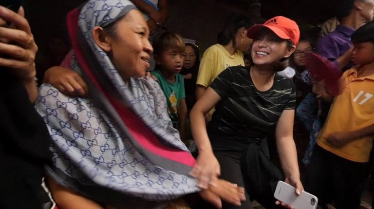 Angel Locsin visits Marawi evacuees