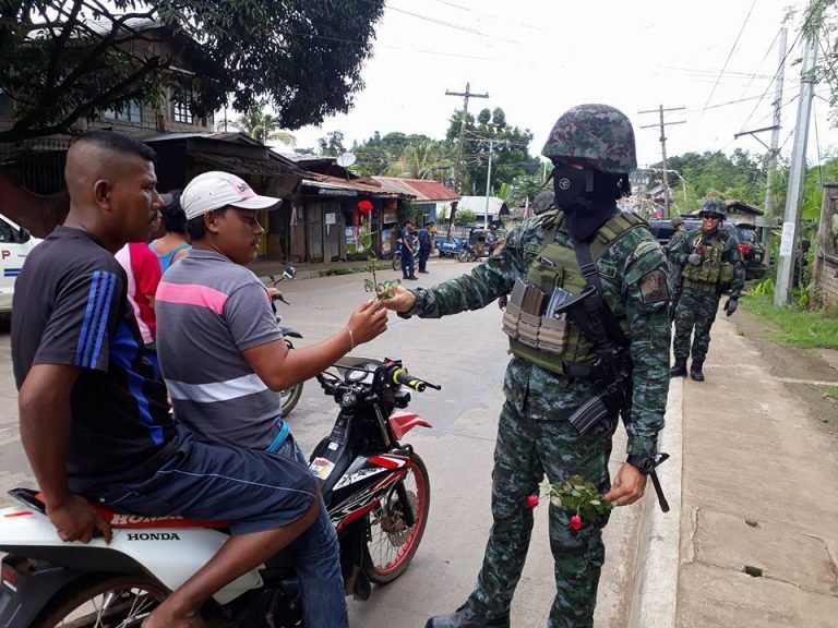 Father’s day: Special action police  in Basilan give roses to male motorists