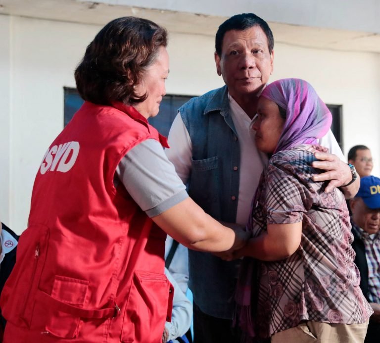 Duterte visits Marawi evacuees