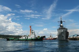 A tugboat pulls Philippine Navy’s BRP Ramon Alcaraz as it departs Davao City on Thursday enroute to Celebes Sea for a joint patrol with Indonesian Navy. The activity is intended to strengthen the of the common boundary of the two countries in the southern part of the Philippines. Newsline Photo