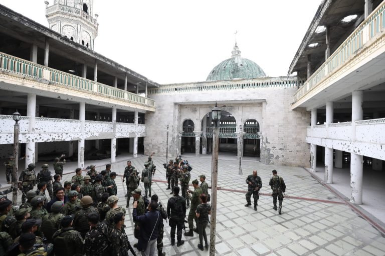 Duterte visits  Marawi Grand Mosque, Mapandi Bridge