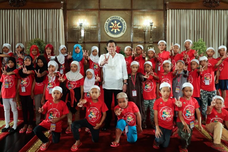 Peace!  President Rodrigo Roa Duterte  with Marawi Children