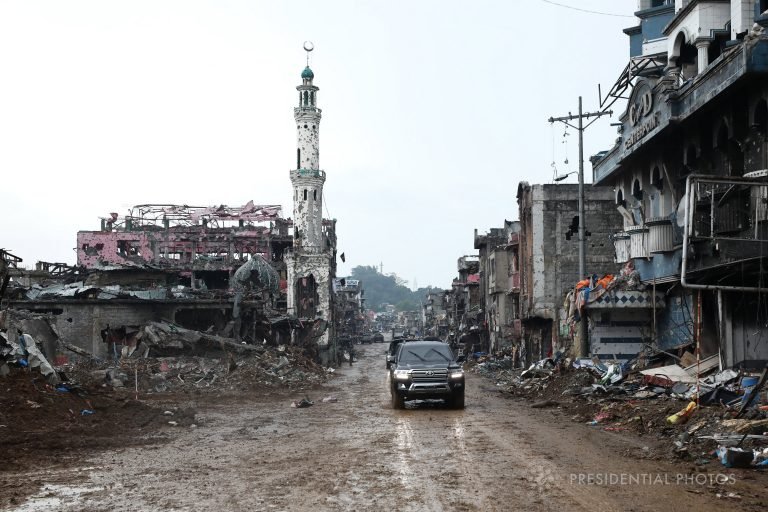 Government  soldiers rescue 17 Marawi hostages, mostly teachers