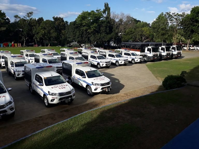 Bato nang apud-apud ug sakyanan sa kapulisan sa PRO XI