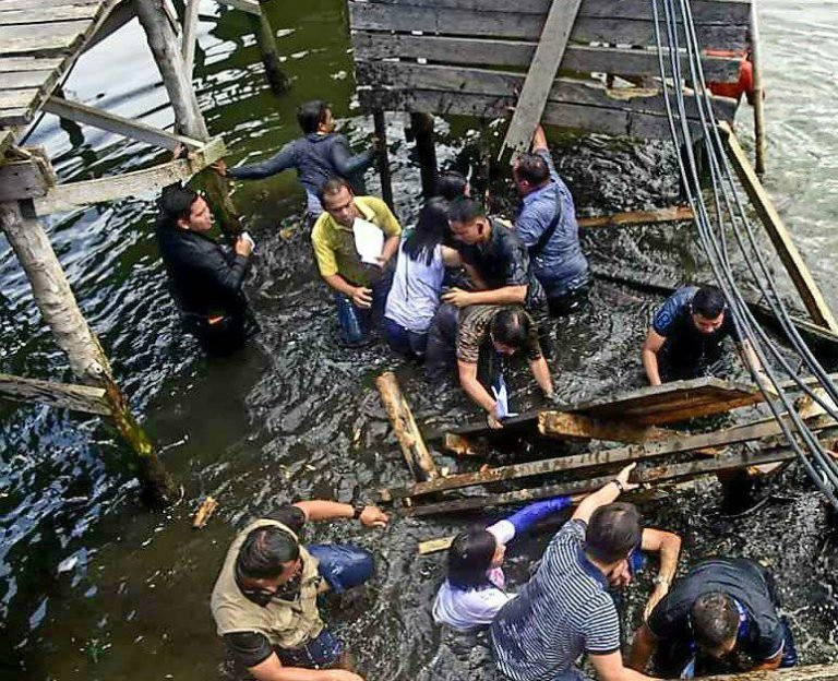 Two solons, a mayor and 12 others plunged   into seawater when a stilt  bridge collapsed
