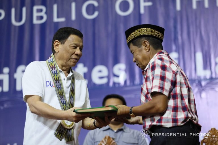 Duterte distributes CLOAS to Sultan Kudarat farmers