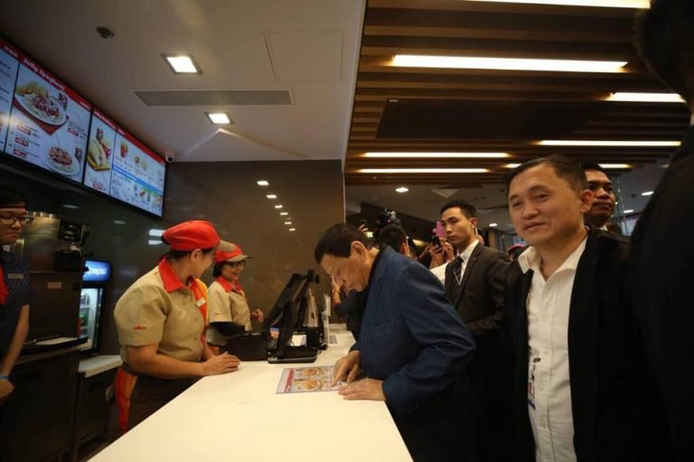 Duterte dines at Jolibee Hong Kong before meeting the OFWs