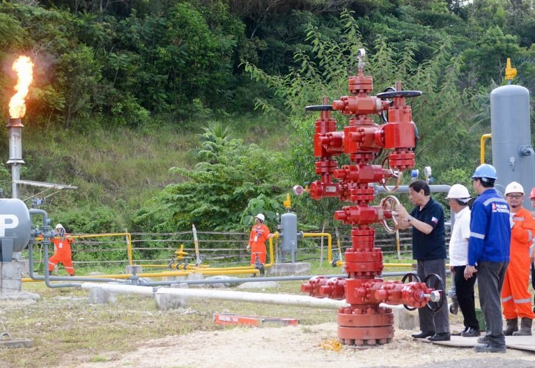 Duterte opens oilfield in Cebu