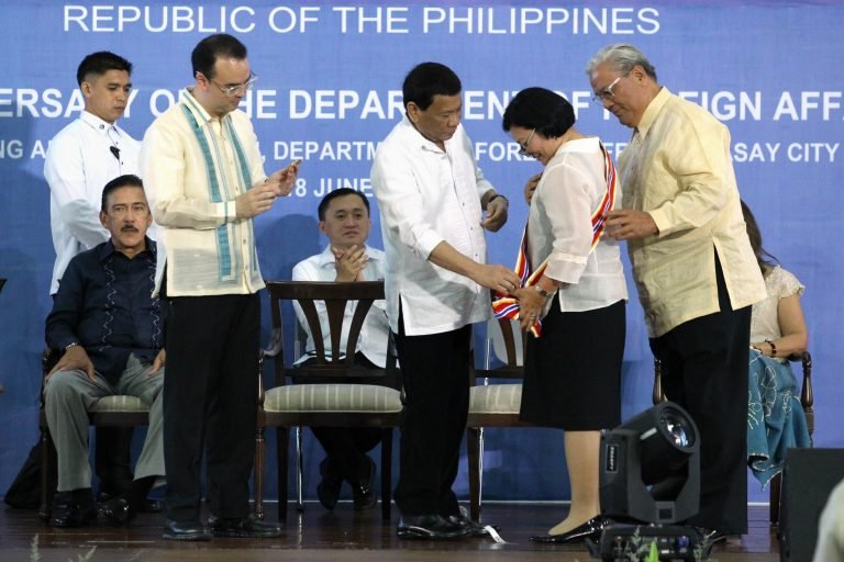 Duterte confers Presidential awards to outstanding DFA officials