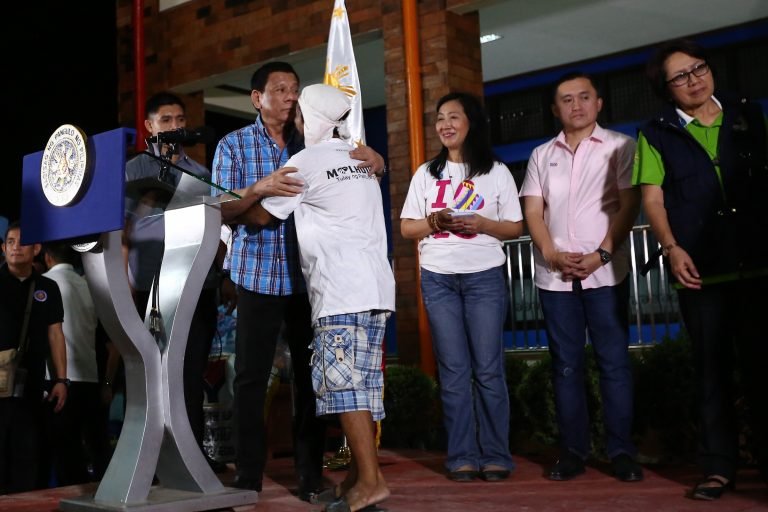 Duterte distributes aid to fire victims in Zamboanga City