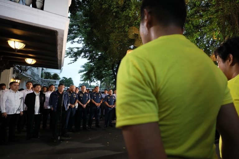 Mga pasaway nga pulis gimakmak ni Duterte
