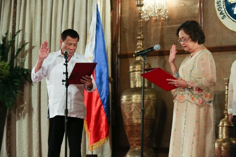 Chief Justice de Castro takes oath before Duterte
