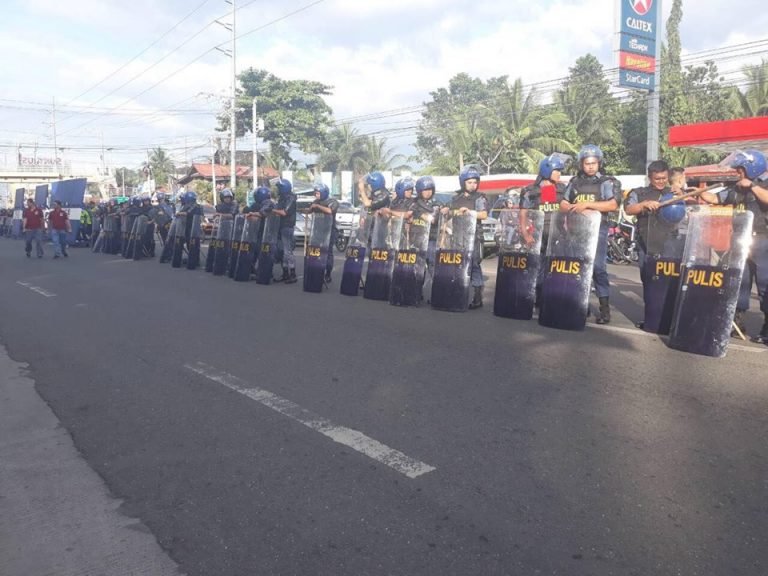 Gatusan ka pulis nagbantay sa demolisyon sa 30 ka balay