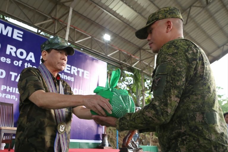 Duterte leads Christmas gift-giving to soldiers