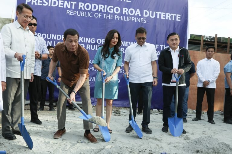 Duterte  leads groundbreaking of new Malabon hospital
