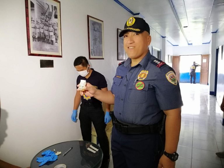 Davao City Police chief leads  surprise drug testing