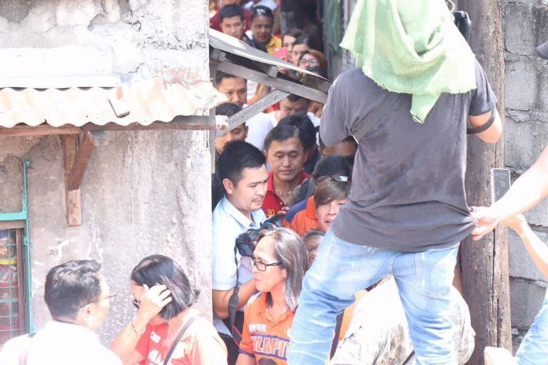 Senator-elect Bong Go rushes to Caloocan fire victims after proclamation