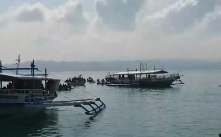 Motorboat  with 49 passengers bound for island hoppinng sinks, all passengers safe
