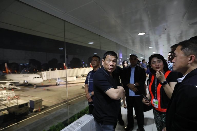 Duterte makes surprise inspection at NAIA 2, apologize  to passengers for flights delay