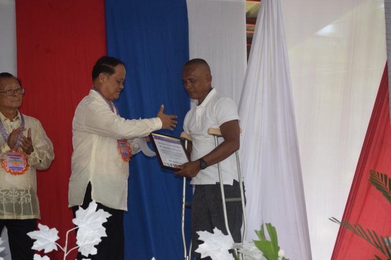 Seafarer who lost foot  for saving 27  passengers of a sinking motorboat given honor