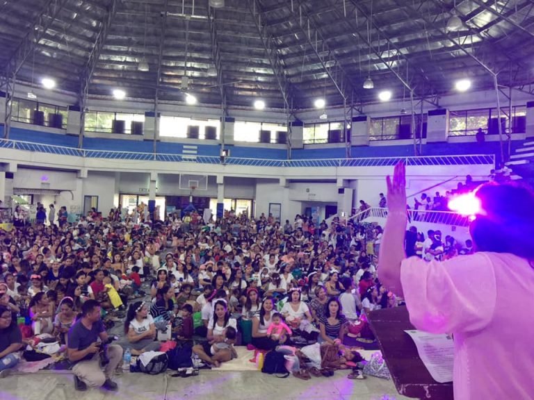 500 breastfeeding moms gather to celebrate their month