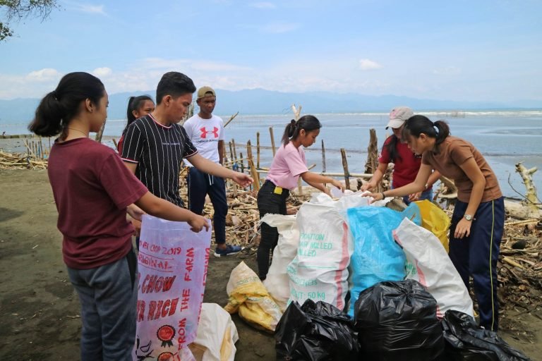 Tagum youth, Army join  Trashtag challenge