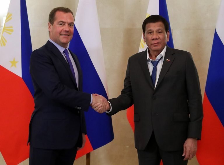 Digong  gisaway sa Russia kay lu-ag og   ‘necktie’