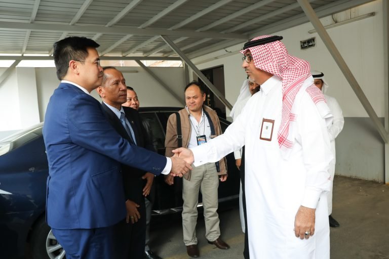 Distressed OFWs in Jeddah celebrate early Christmas with Duterte message, assistance