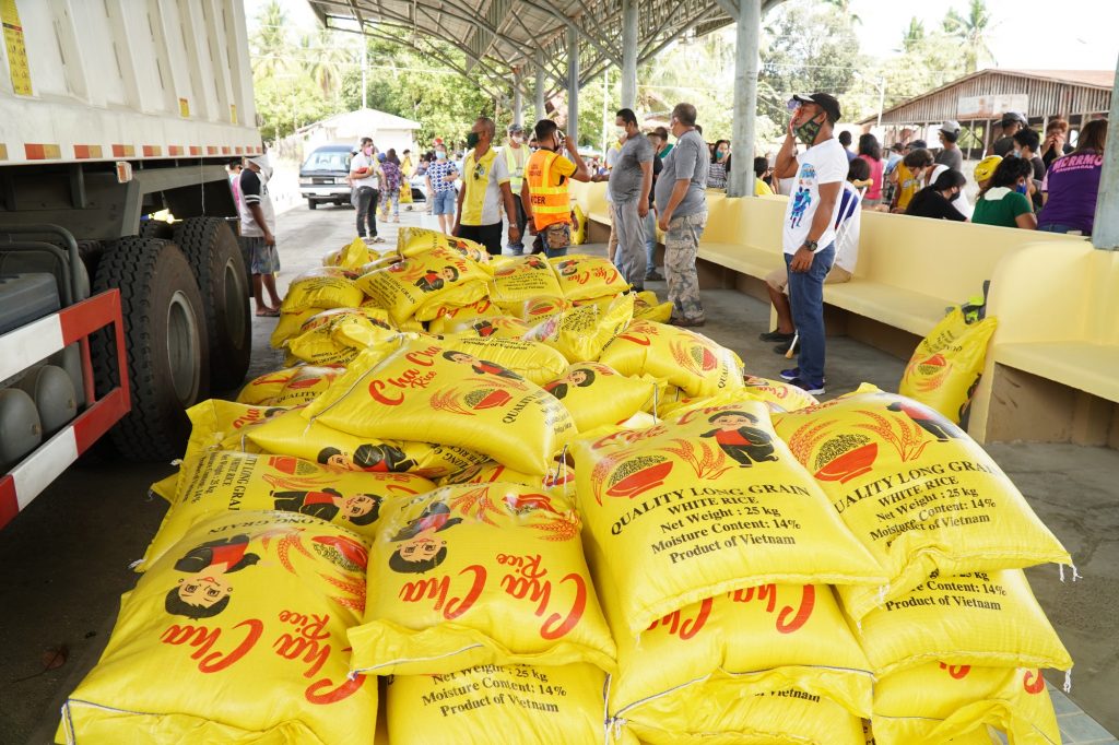 After the quick response funds (QRF) of the 13 barangays have been exhausted, the LGU stepped in by providing one bag of rice for each household in Kauswagan, Lanao del Norte. (Photo: J. Umaran/LGU Kauswagan)