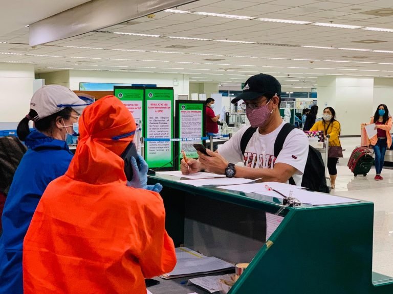 DSWD social workers assist  LSIs and ROFs arriving in Davao City