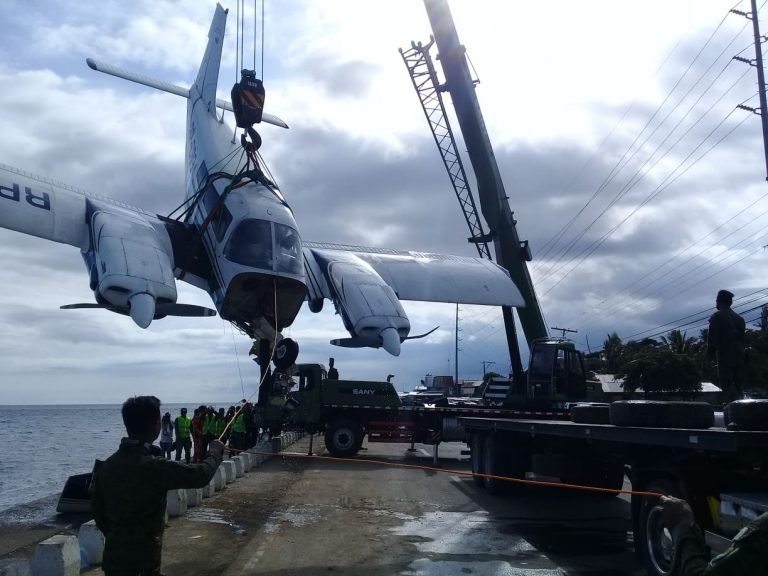 Trike driver rescues passengers of crashed trainer plane off  Zamboanga shore