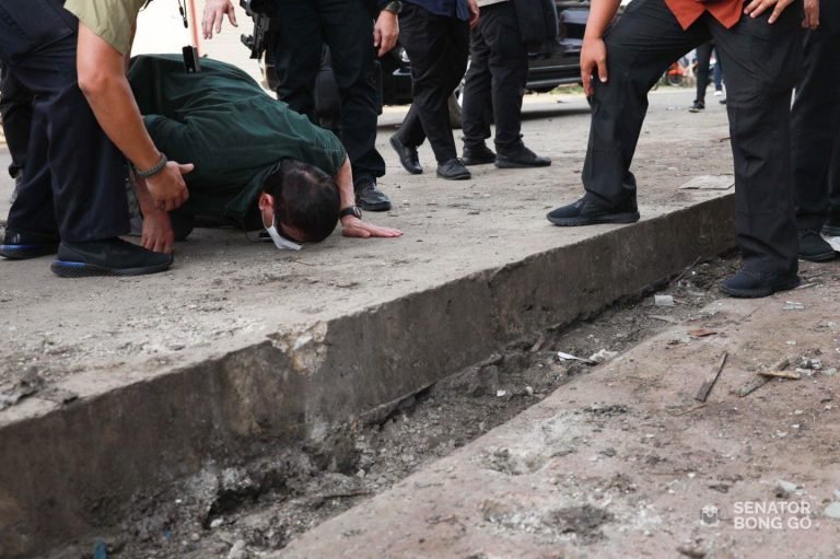 Duterte kisses the soil where government soldiers fall
