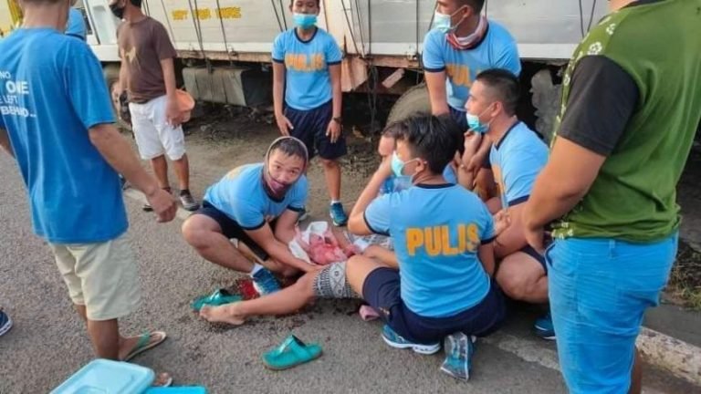 Mother delivers baby in the arms of Talomo PNP along the  national highway