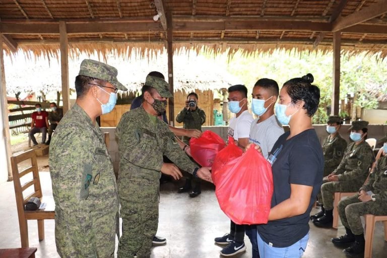 128 KA MGA FORMER REBELS NAKADAWAT OG GIFT PACK