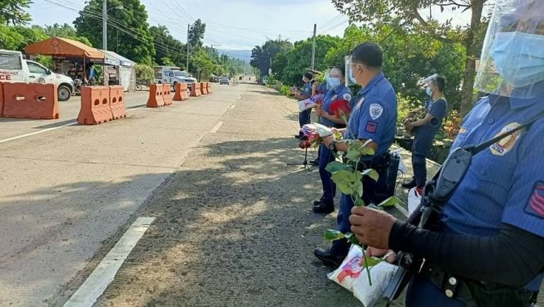 Pulis sa Davao nanghatag og rosas atol sa valentine’s