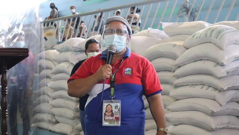 DA distributes cash and food subsidy to Farmers and Fisher folks in Samal Island